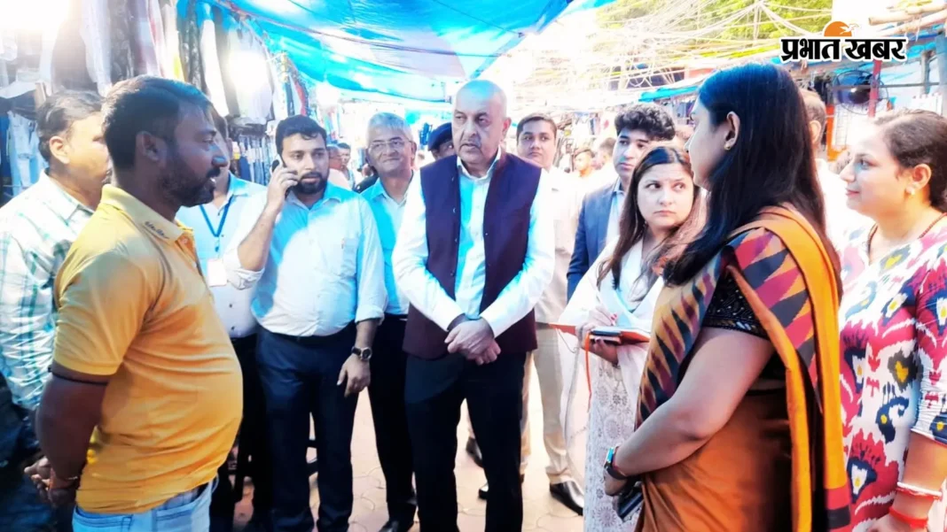 बंगाल में फुटपाथ पर दुकान चलाने वालों से मिले पीएम मोदी के सलाहकार तरुण कपूर, जानें क्या हुई बात