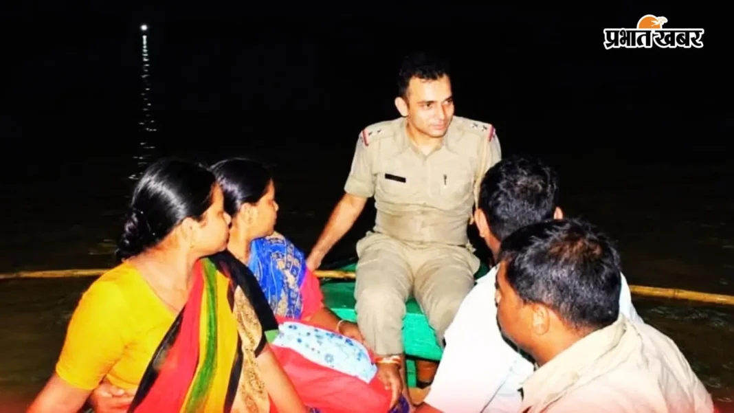 बाढ़ में फंसी प्रसूता, धान के खेतों के बीच स्पीड बोट से पुलिस ने किया रेस्क्यू