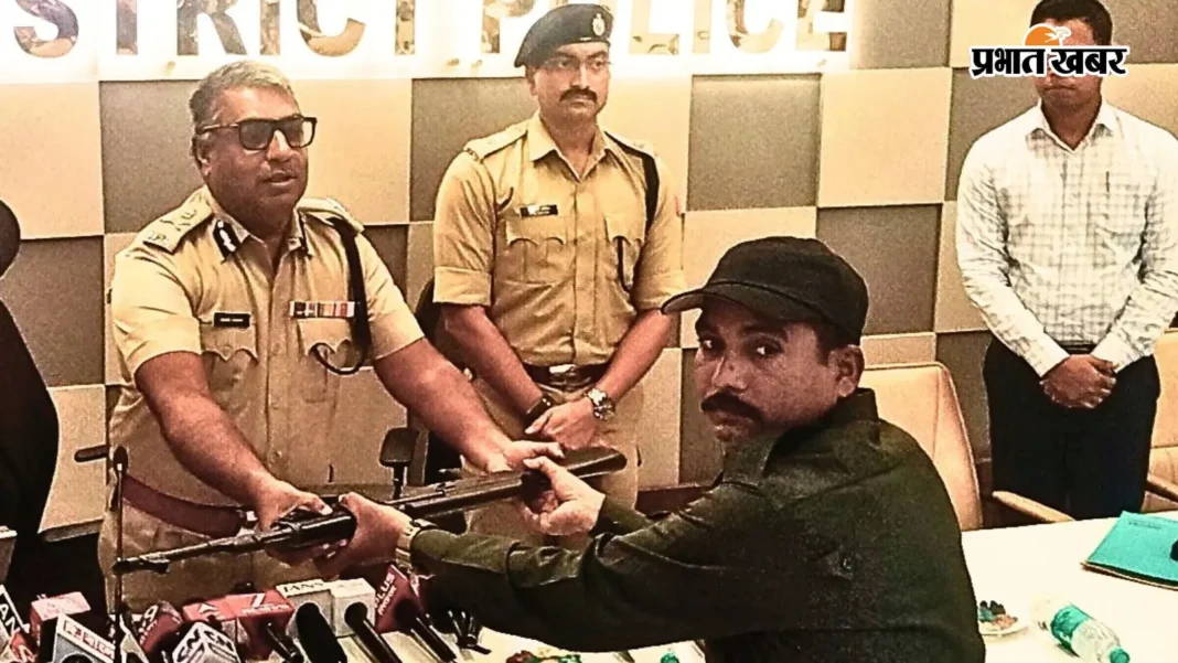 2 महिला समेत 3 नक्सली कमांडर मुख्यधारा में लौटे, पुलिस से लूटे गये इंसास और एके-47 राइफल के साथ बंगाल में किया सरेंडर