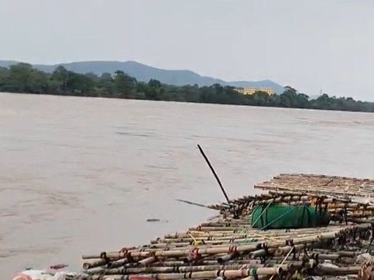 नदी में उतरे दो युवक तेज बहाव में बहे:जमशेदपुर में बारीडीह बस्ती के जिला स्कूल घाट पर देर रात हुआ हादसा, दोनों युवक लापता