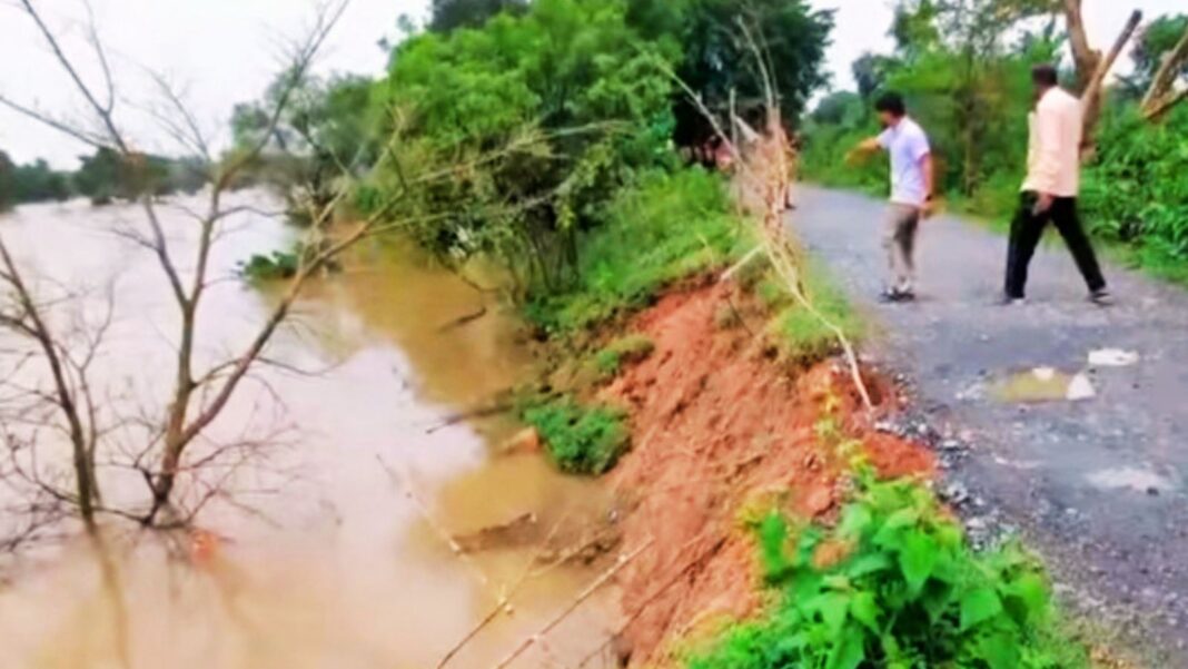 झारग्राम में नदी निगल रही सड़क : बारिश से बढ़ा सुवर्णरेखा का जलस्तर, गोपीबल्लभपुर में 50–60 मीटर तक कटाव