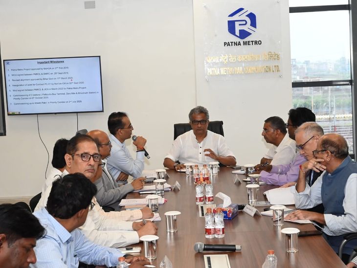 पटना मेट्रो डिपो का मंत्री नीतीश मिश्रा ने किया निरीक्षण:मेट्रो की रफ्तार बढ़ाने के दिए निर्देश, कहा- ट्रैफिक व्यवस्था पर खास ध्यान देना चाहिए