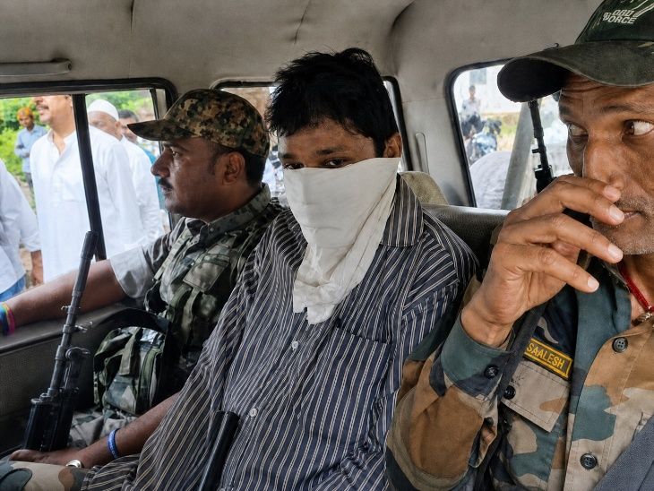 चतरा में राजस्व कर्मचारी 15 हजार घूस लेते गिरफ्तार:जमीन म्यूटेशन के नाम पर एसीबी ने रंगे हाथ पकड़ा, कार्यालय में मचा हड़कंप