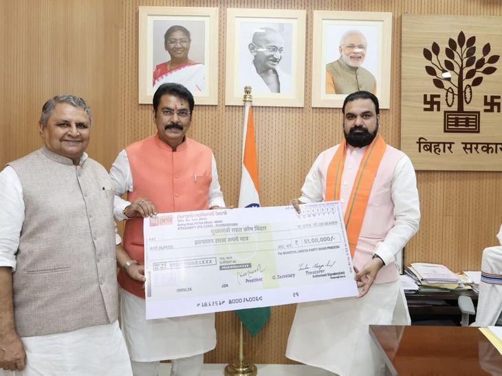 बाढ़ प्रभावितों की मदद, बीजेपी ने दिए 51 लाख रुपए:संजय सरावगी ने सीएम को सौंपा चेक; राष्ट्रीय अध्यक्ष ने 3 महीने की सैलरी दी; चिराग पासवान भी करेंगे मदद