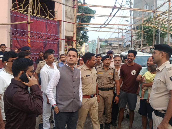 मधुबनी डीएम और एसएसपी ने किया पंडालों का निरीक्षण:डीजे पर पूर्ण प्रतिबंध, 'पुलिस दीदी' और डायल 112 की होगी तैनाती