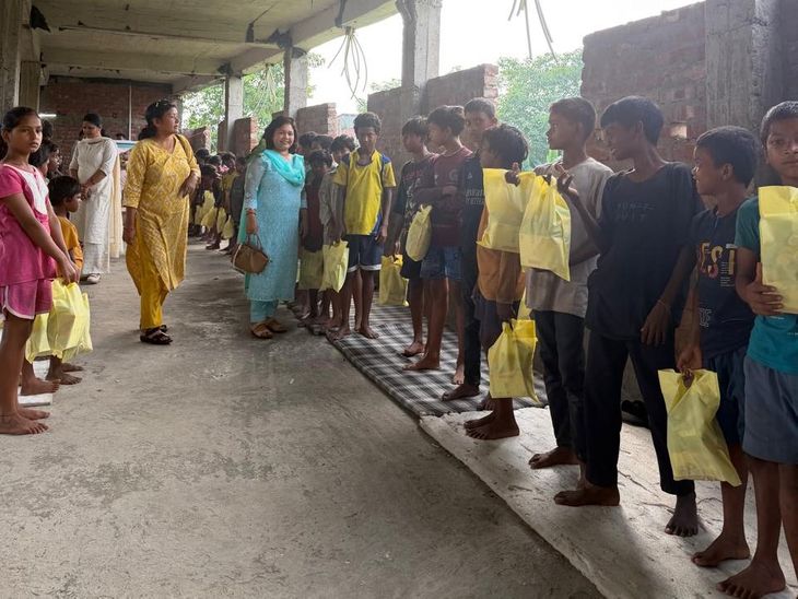रेल महिला समिति अध्यक्षा ने मनिया अनाथालय का दौरा किया:बच्चों को भोजन और जरूरत का सामान बांटा, मदद का भरोसा दिया