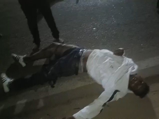 गुमला में नो एंट्री के बावजूद शहर में घुसा ट्रक:सब्जी खरीदकर सड़क पार कर रहे युवक को कुचला, पैर तीन जगह से टूटा; रिम्स रेफर