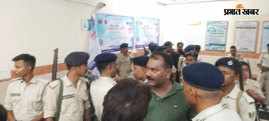 फोटो. सदर अस्पताल में मौजूद परिजनों व लोगों की भीड़, मौजूद पुलिस पदाधिकारी | Prabhat Khabar Network