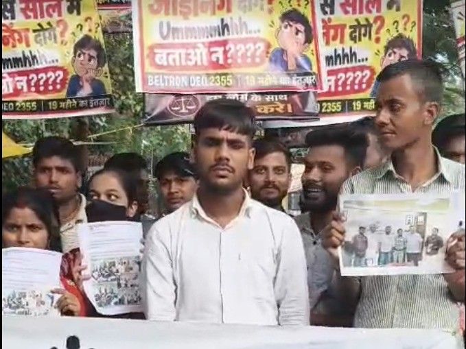 पटना में बेल्ट्रॉन डेटा ऑपरेटर अभ्यर्थियों का धरना:बोले- 19 महीने से ज्वाॉइनिंग का इंतजार कर रहे, नियुक्ति नहीं मिलने तक यही डटे रहेंगे