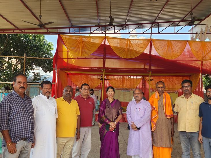 कटिहार में महापौर ने दुर्गापूजा पंडालों का निरीक्षण किया:सुरक्षा व्यवस्था का लिया जायजा, अधिकारियों को दिए जरूरी निर्देश