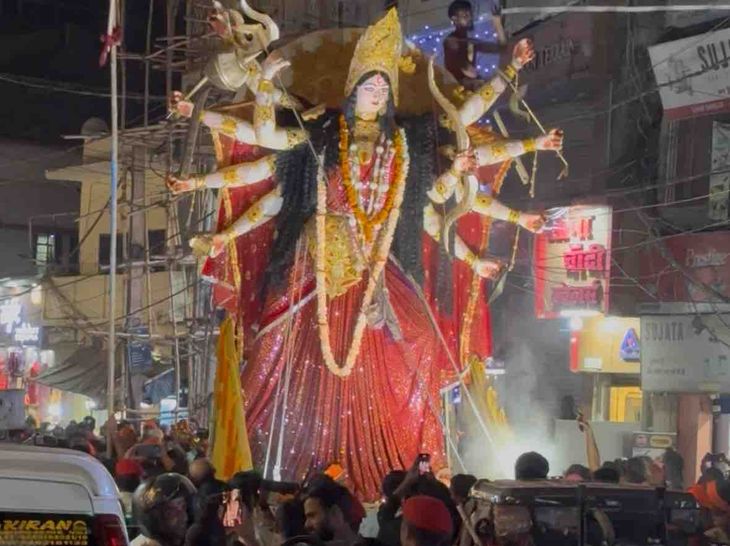 मोतिहारी- हेनरी बाजार की मां दुर्गा प्रतिमा का विसर्जन:हजारों श्रद्धालु शोभायात्रा में शामिल; बड़ी मस्जिद के पास विशेष सतर्कता, ड्रोन से निगरानी