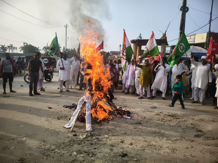 मधुबनी में इंडिया गठबंधन ने पुतला जलाया:मुख्य चुनाव आयुक्त, PM और गृहमंत्री के खिलाफ नारेबाजी; वोट चोरी का आरोप