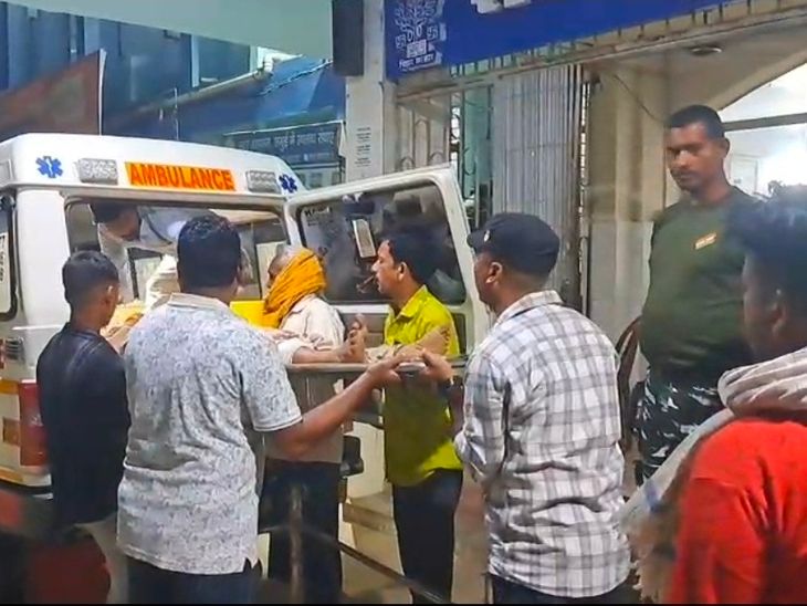 ई-रिक्शा और बाइक की टक्कर में दो युवक घायल:खैरा-सोनो मुख्य मार्ग पर हुआ हादसा, एक को पटना रेफर किया