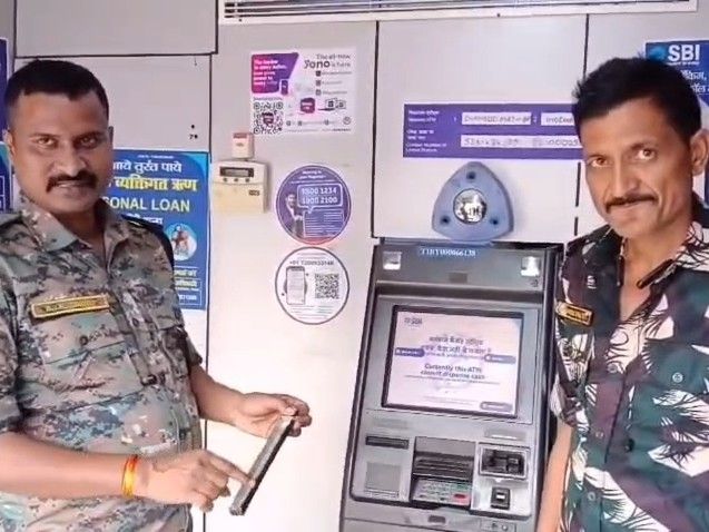 धनबाद SBI ATM के कैश स्लॉट से संदिग्ध प्लेट मिली:ग्राहक के खाते से कटे 1000 रुपए, SSP ने बैंकों को सुरक्षा बढ़ाने का निर्देश दिया
