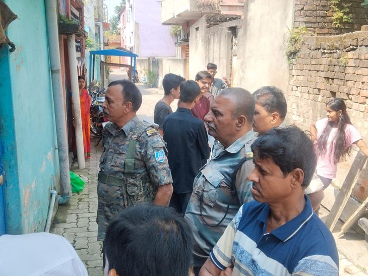 बंद घर से 10 लाख के गहने और कैश चोरी:जमशेदपुर के हिल व्यू कॉलोनी में हुई लाखों की चोरी, परिवार दुर्गा पूजा घूमने गया था