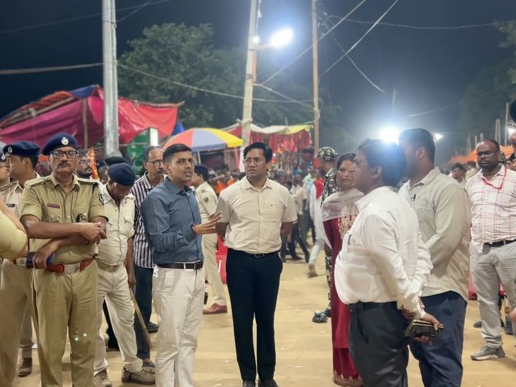 तेलडीहा मंदिर में CM के आगमन से पहले सुरक्षा जांच:बांका डीएम-एसपी ने किया निरीक्षण, मंदिर परिसर में बैरिकेडिंग-भीड़ नियंत्रण के लिए पुलिस बल तैनात