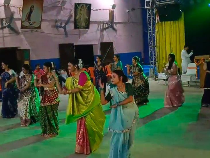 समस्तीपुर- दुर्गाबाड़ी में बंगाली संस्कृति-परंपरा के अनुसार मां की अराधना:धुनुची नृत्य और ढाक वादन है खास पहचान; बच्चों के लिए प्रतियोगिता का भी आयोजन