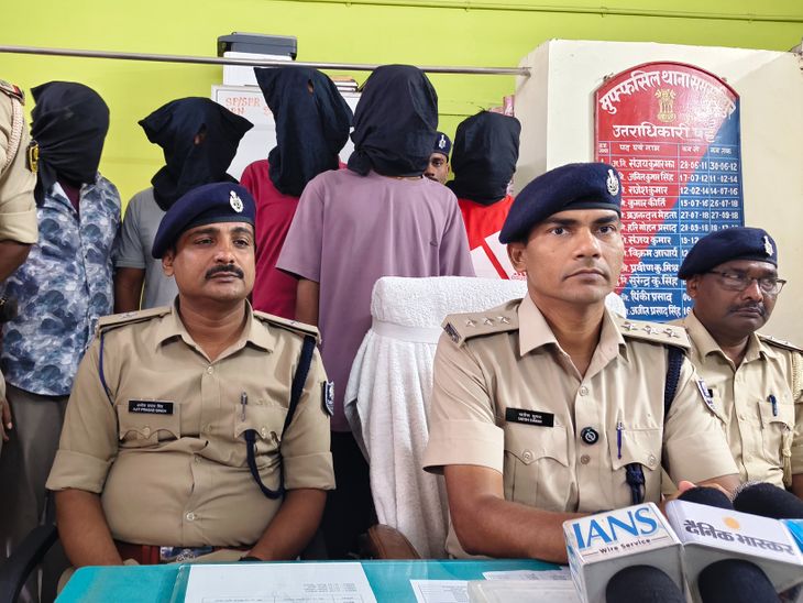 समस्तीपुर में नक्सली समेत 5 को किया गिरफ्तार:9 बदमाश डकैती की साजिश रच रहे थे, छापेमारी में 4 हुए फरार; हथियार-कारतूस बरामद