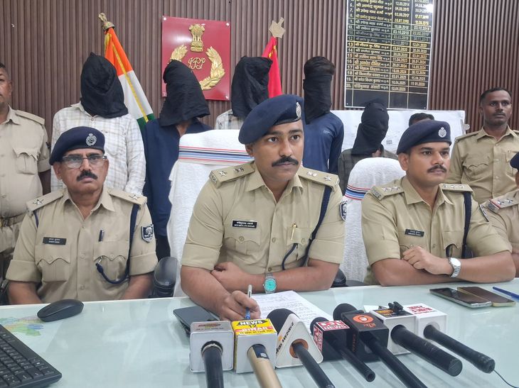 मुजफ्फरपुर में लूट-छिनतई करने वाले 5 बदमाश गिरफ्तार:10 दिन में 3 वारदातें, CSP संचालक से 50 हजार लूटे; ट्रक खलासी को गोली मारी