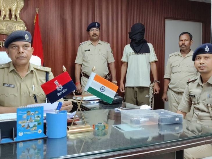 मुजफ्फरपुर में हथियार के साथ युवक गिरफ्तार:हथियार लेकर घूम रहा था तीन जिलों में वांटेड बदमाश, बाइक चेकिंग के दौरान धराया