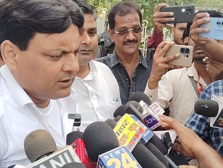 दरभंगा स्नातक सीट- मेयर पति डब्बू खान ने भरा नामांकन:समर्थकों की बाइक पर लगा था CJP का पोस्टर, बोले- कॉकरोच जनता पार्टी की आइडियोलॉजी मानता हूं