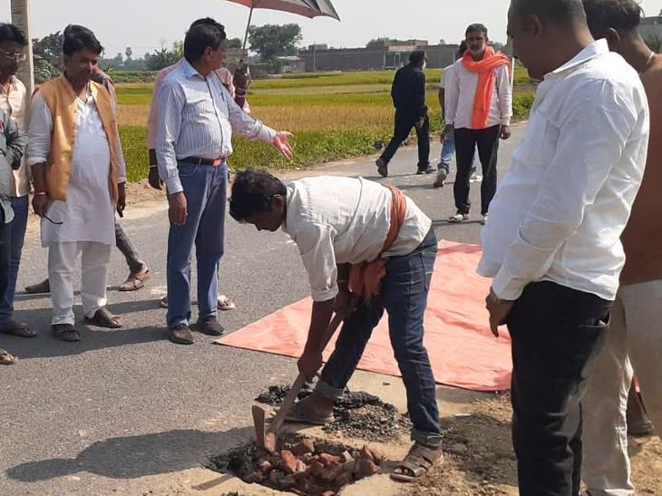 18 किलोमीटर लंबी सड़क की गुणवत्ता पर उठे सवाल:केंद्रीय टीम ने की बेनीपुर-मनीगाछी सड़क की जांच, मौके से लिए सैंपल