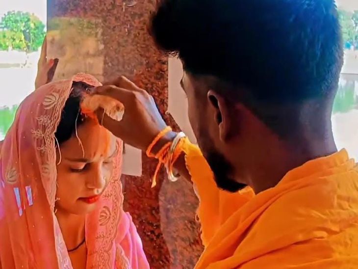 भोजपुर में सूर्य मंदिर में प्रेमी जोड़े ने की शादी:भगवान भास्कर को साक्षी मानकर गले में वरमाला डाला, मांग में भरा सिंदूर