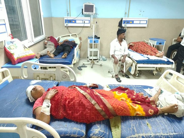 भोजपुर में प्रॉपर्टी विवाद में मां-बेटों की पिटाई:पीड़िता बोला- दादी के कहने पर चाचा घर से निकाल रहे थे, विरोध करने पर लाठी-डंडे से किया हमला