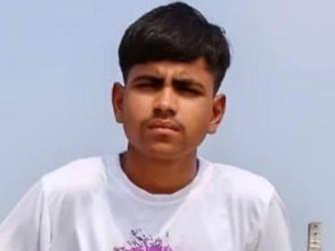 भोजपुर- तेज रफ्तार वाहन ने बाइक में मारी टक्कर:एक दोस्त की मौत, दूसरे की हालत गंभीर; बच्ची को स्कूल छोड़कर घर लौटते समय हुआ हादसा