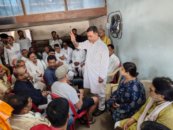 रिटायर्ड असिस्टेंट कमिश्नर हत्याकांड: परिजन से मिले आरके सिंह:15 दिन में कार्रवाई नहीं होने पर आंदोलन की चेतावनी, बोले- यह निकम्मी सरकार जल्द जाएगी