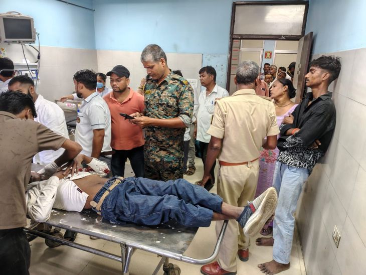 भोजपुर- सड़क हादसे में चचेरे भाई समेत तीन घायल:बालाजी मंदिर घूमकर वापस लौट रहे थे, तेज रफ्तार ट्रैक्टर ने मारी टक्कर; दो की हालत गंभीर