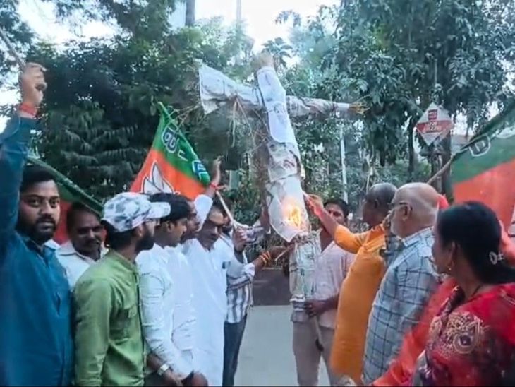 भाजपा ने मल्लिकार्जुन खड़गे का पुतला फूंका:पीएम मोदी पर आपत्तिजनक टिप्पणी के विरोध में आक्रोश, माफी मांगने की मांग
