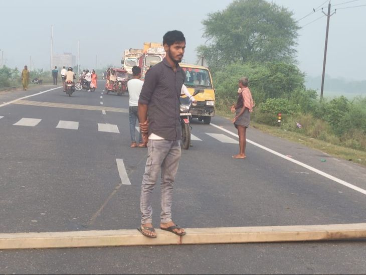नालंदा में तेज रफ्तार वाहन ने बुजुर्ग महिला को रौंदा:मौत के बाद भड़के ग्रामीण, बिहटा-सरमेरा टू-लेन जाम; मुआवजे की मांग