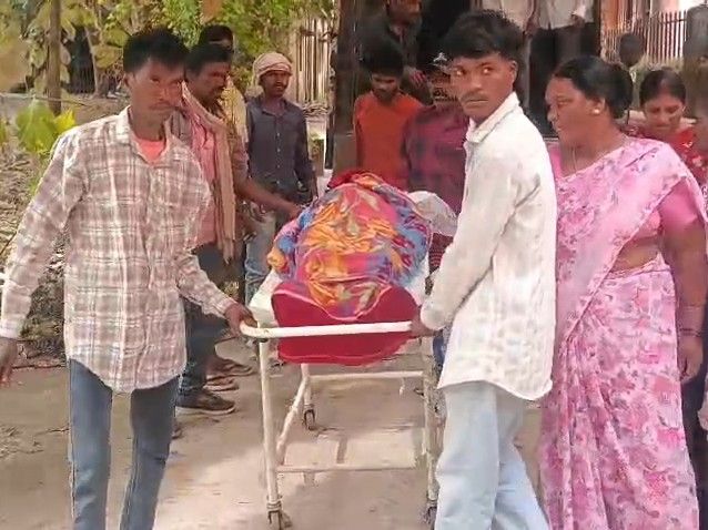 तेज रफ्तार बाइक भीड़ में घुसी, दो युवकों की मौत:गुमला में करमा डाल लेकर लौट रहे लोगों को रौंदा, बाइक सवार ने भी तोड़ा दम