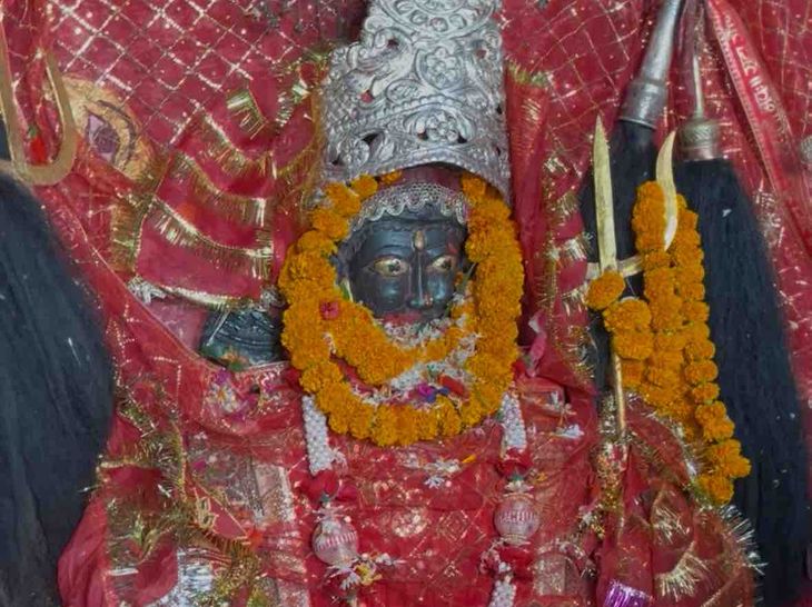 महाष्टमी पर नेपाल के गढ़ीमाई मंदिर में श्रद्धालुओं की भीड़:सुबह से कतार में लगकर की मां की पूजा, मनोकामना पूरी होने की है मान्यता