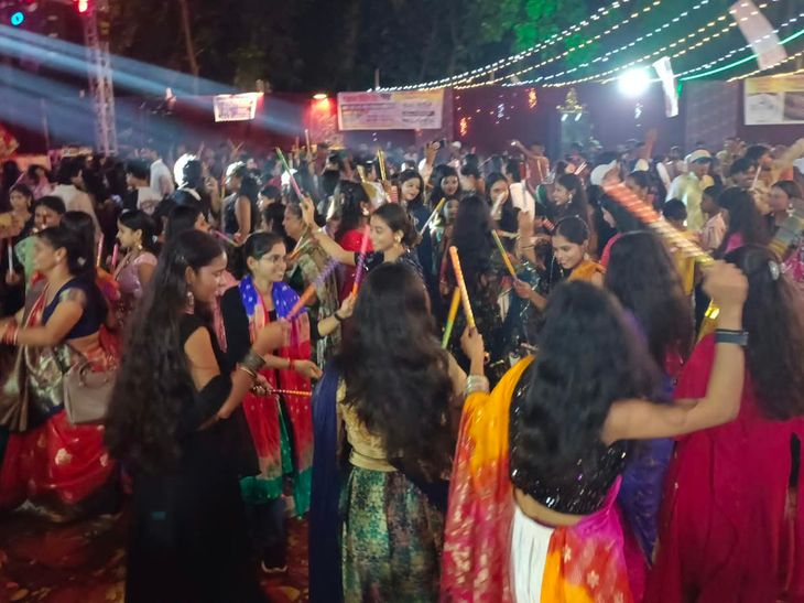 जहानाबाद में ‘द ग्रैंड डांडिया नाइट’ में झूमे लोग:निजामुद्दीनपुर मोहल्ले में दशहरा से पहले हुआ आयोजन, आयोजक बोले-ऐसे आयोजन बढ़ाते हैं भाईचारा