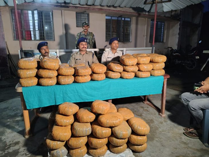 चतरा में 90 लाख रुपए का गांजा जब्त:बिहार की ओर जा रही कार को छोड़ तस्कर हुए फरार, 164 किलो गांजा