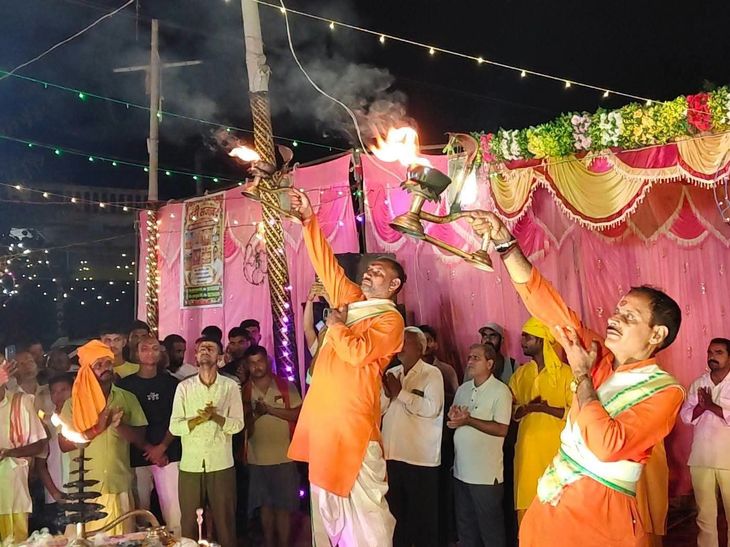 बक्सर में बनारस की तर्ज पर हुई गंगा आरती:दीपों की रोशनी में भक्तिमय हुआ माहौल, दुर्गा पूजा पंडाल के पास जुटे श्रद्धालु