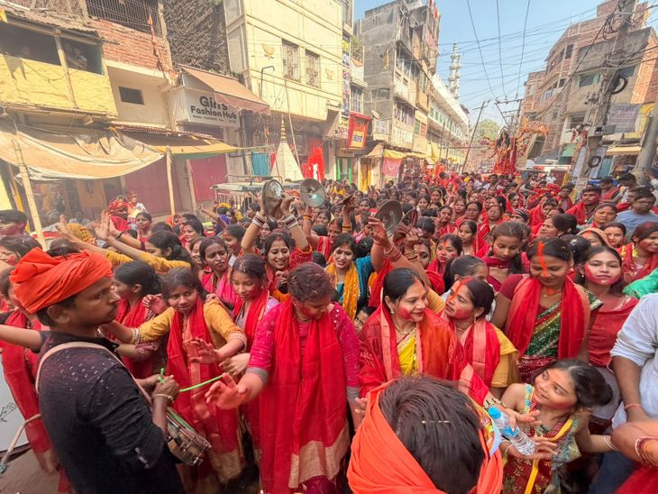 बक्सर में बड़ी देवी की प्रतिमा 21 कंधों पर विसर्जित:दशकों पुरानी परंपरा कायम; हजारों श्रद्धालु बने साक्षी, महिलाओं की उमड़ी भीड़
