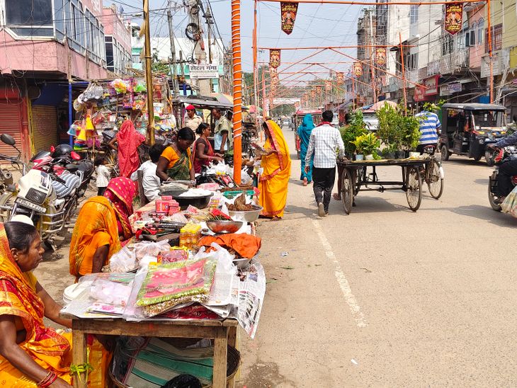 मधेपुरा में दुर्गा पूजा को लेकर ट्रैफिक में बदलाव:मेन मार्केट में 21 अक्टूबर की रात तक वाहनों की आवाजाही पर रोक; पार्किंग के लिए जगह तय