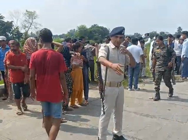 सीतामढ़ी-तेज रफ्तार बाइक ने 2 बच्चों को मारी टक्कर:15 वर्षीय छात्र की मौत; दूसरा गंभीर, चखनी बाजार के पास हादसा