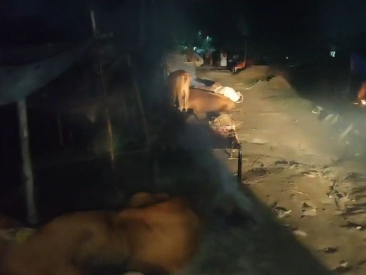 25 गाड़ियों में राहत सामग्री लेकर पहुंचे दिल्ली के गणित-शिक्षक:चंपारण तटबंध टूटने से प्रभावित परिवारों में बांटी सामग्री