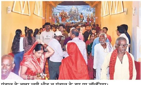पंडालों में उमड़ रही भीड़, कहीं सुरक्षा के इंतजाम कम, कहीं गेट पर दुकानें