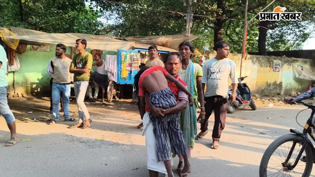पिता शव कंधे पर लेकर भटका