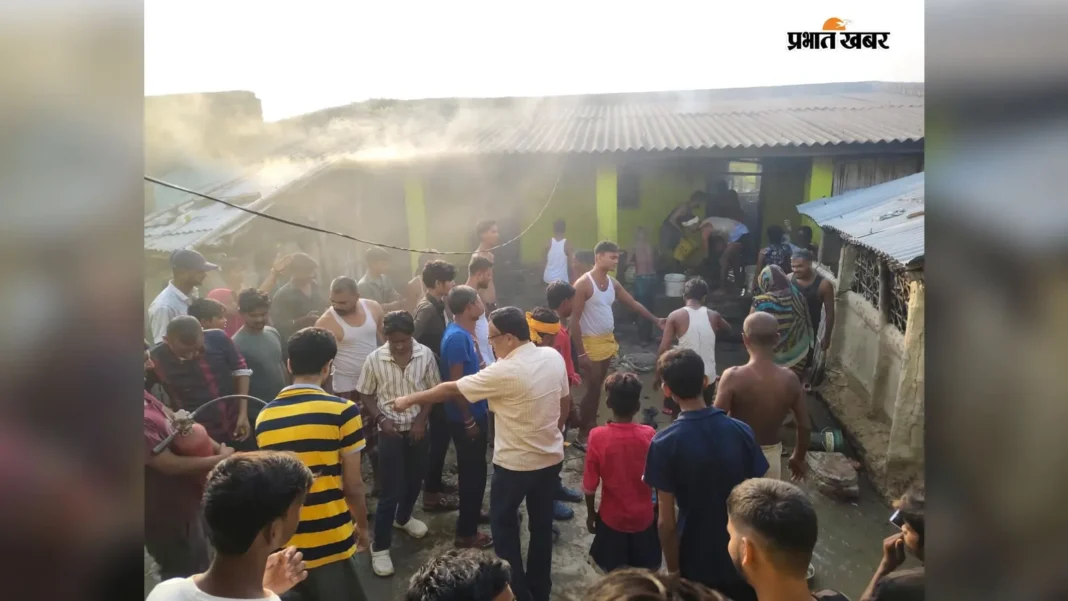 मधेपुरा के सोनवर्षाराज में सिलेंडर लीकेज से भीषण अग्निकांड, पीड़ित परिवारों ने अंचलाधिकारी से मांगी मदद