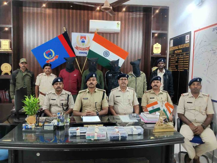 एटीएम से छेड़छाड़ कर पैसे निकालने वाले चार गिरफ्तार:रामगढ़ पुलिस ने 18 कार्ड, 5 मोबाइल और औजार जब्त किए