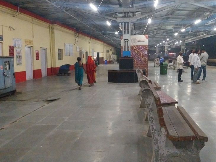 अमृत भारत स्टेशन पर शौचालय में ताला:अररिया में महिलाओं को खुले में शौच के लिए होना पड़ा मजबूर, बुनियादी सुविधाओं पर सवाल