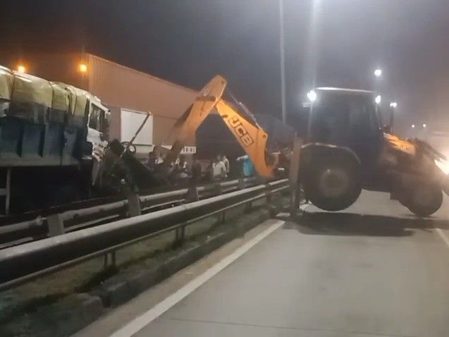 2 ट्रकों की टक्कर, केबिन में फंसा ड्राइवर;मौत:कैमूर में लोहे के पुर्जे काटकर निकाला गया शव, पुलिस ने गाड़ियों को कब्जे में लिया