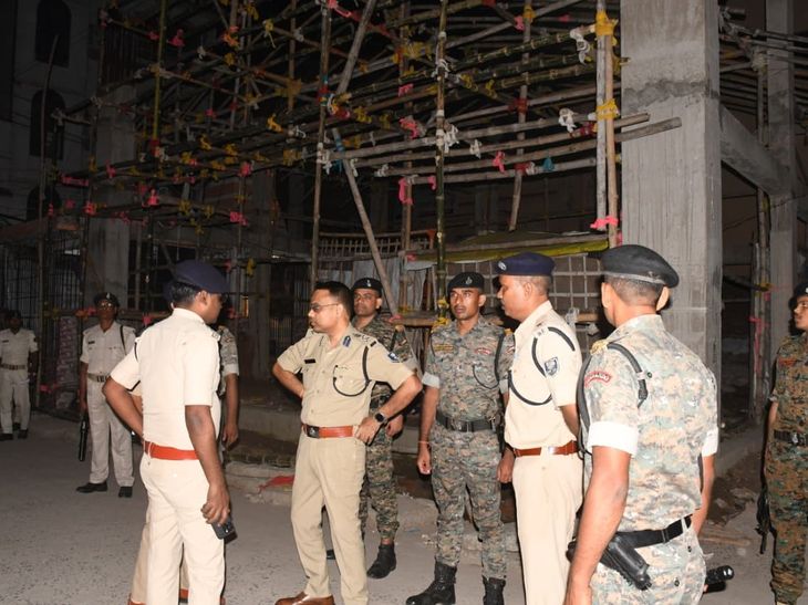 बेतिया में दुर्गा पूजा को लेकर पुलिस अलर्ट:SSP-SDPO ने किया निरीक्षण, भीड़ नियंत्रण से लेकर CCTV और अग्नि सुरक्षा तक की पड़ताल