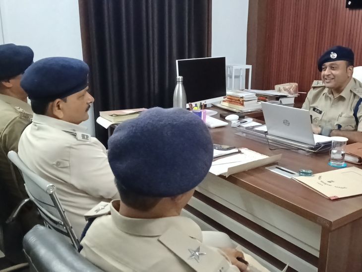 अपराध रोकने और दुर्गा पूजा के लिए एसडीपीओ-1 की मीटिंग:लंबित मामलों और शराबबंदी पर सख्त कार्रवाई करने के के निर्देश दिए